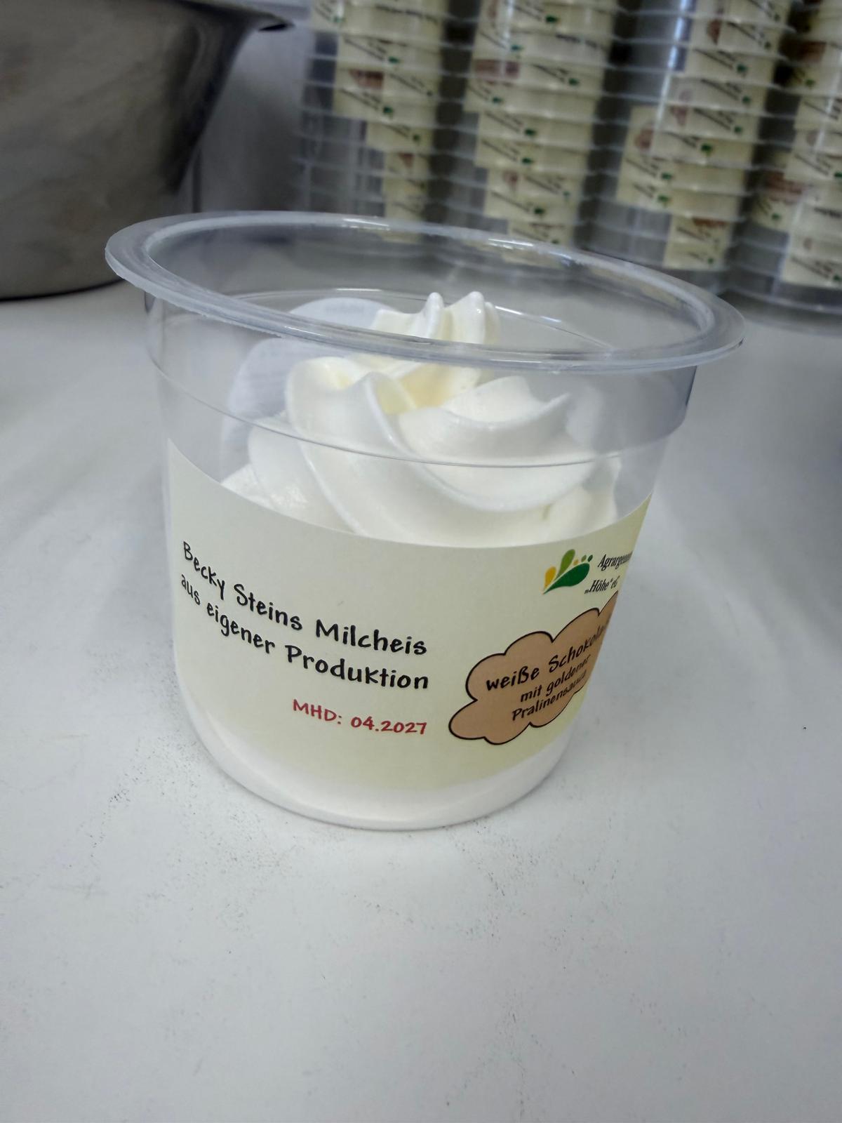 Frisch abgefülltes Milcheis im Becher