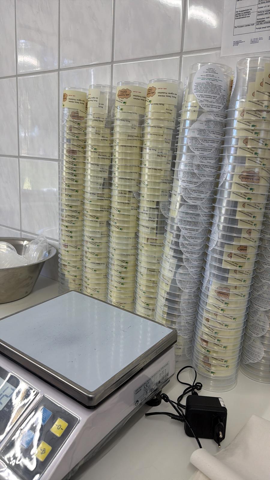 Vorbereitete Eisbecher in der Manufaktur