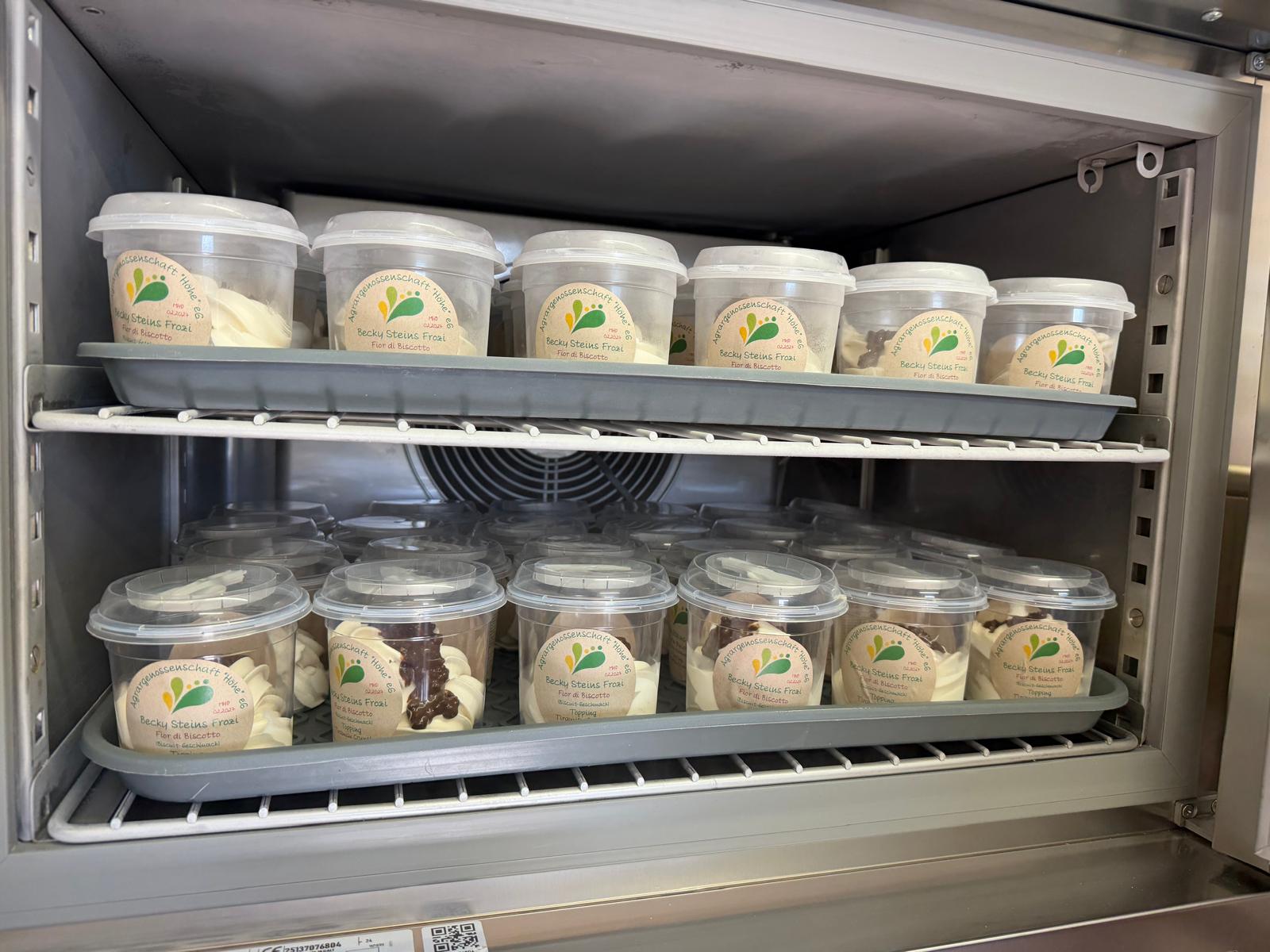 Fertige Eisbecher im Kühlgerät
