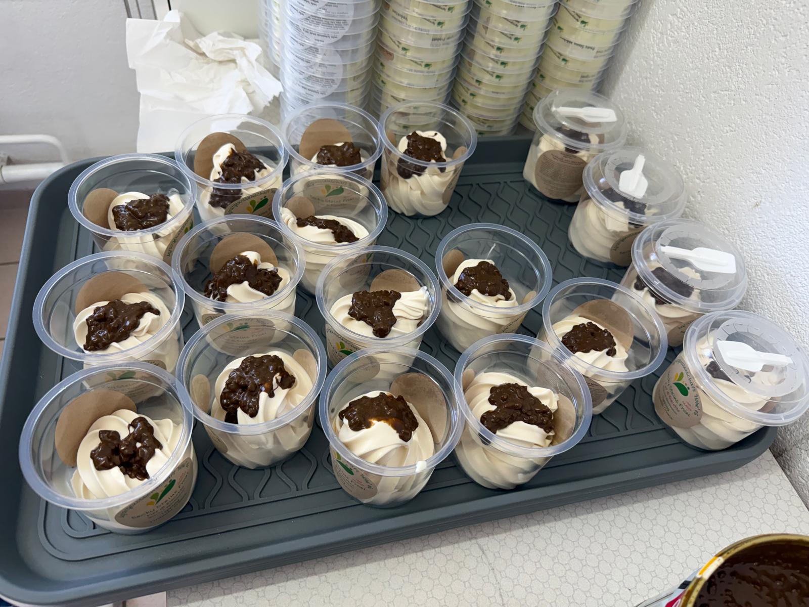 Eisbecher mit knusprigem Schokoladen-Topping