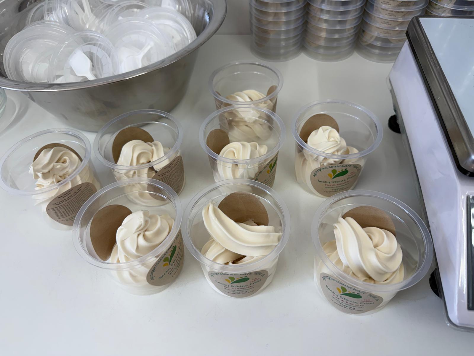 Frisch portionierte Eisbecher vor dem Verschließen