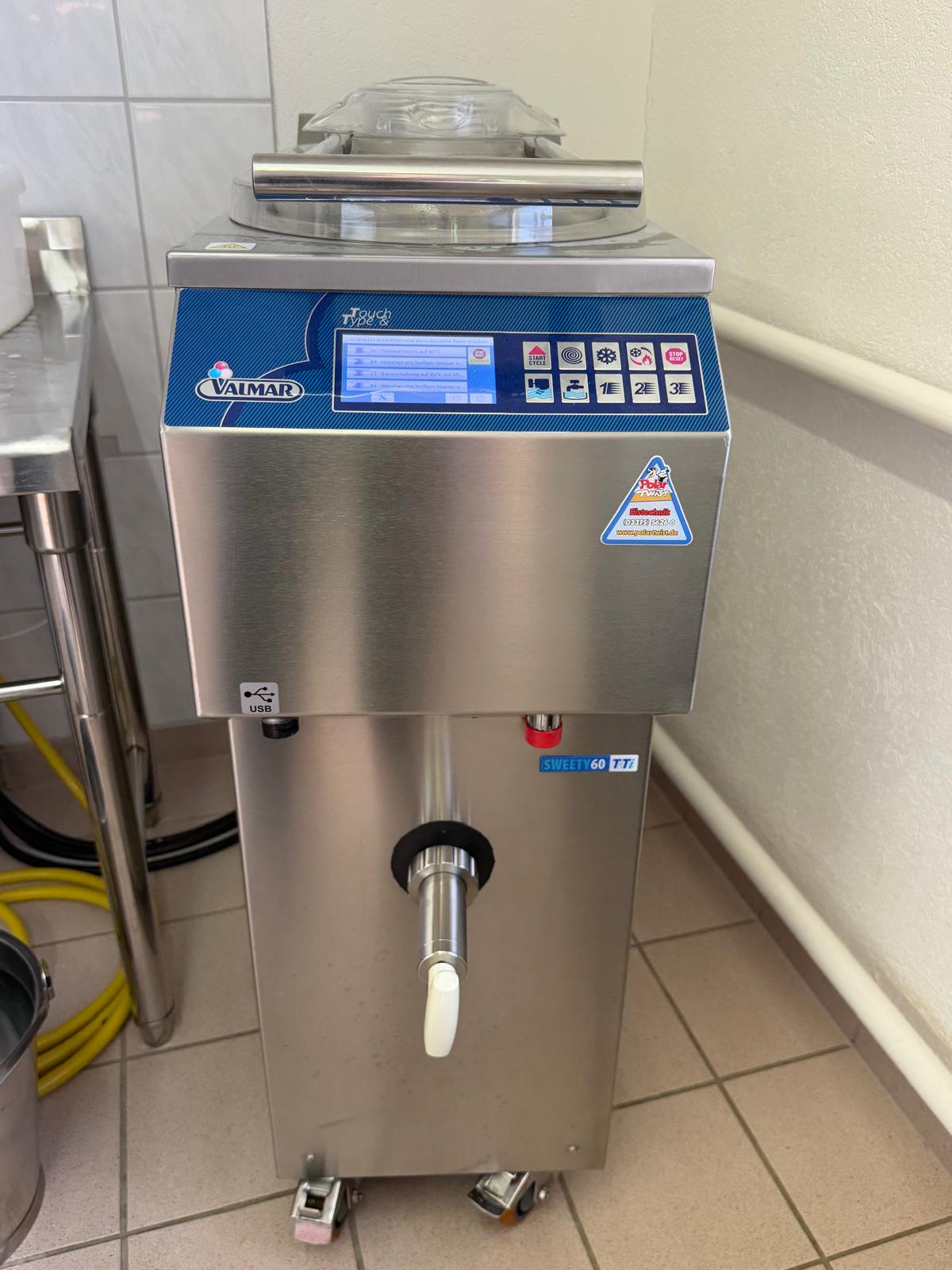 Aufgeschäumter Eismix in der Maschine